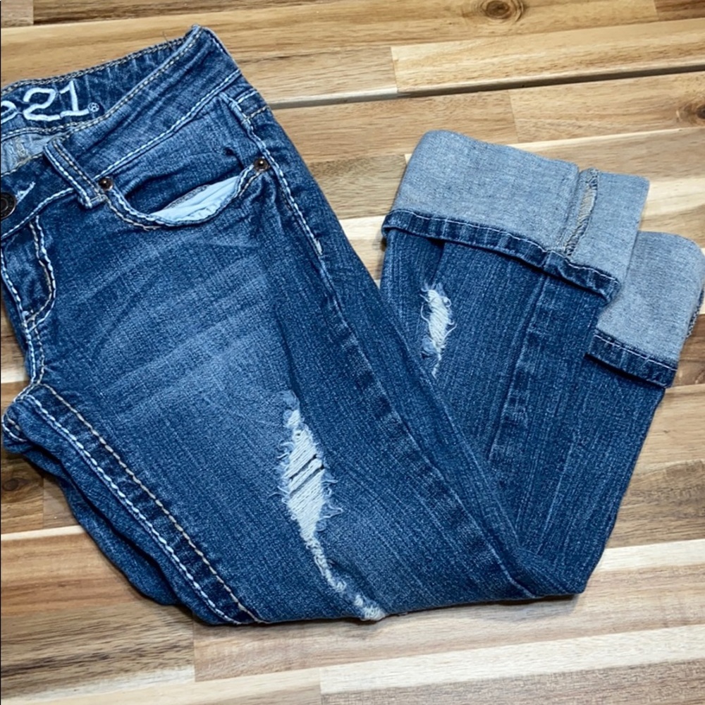 Distressed capris jeans - Picture 2 of 8